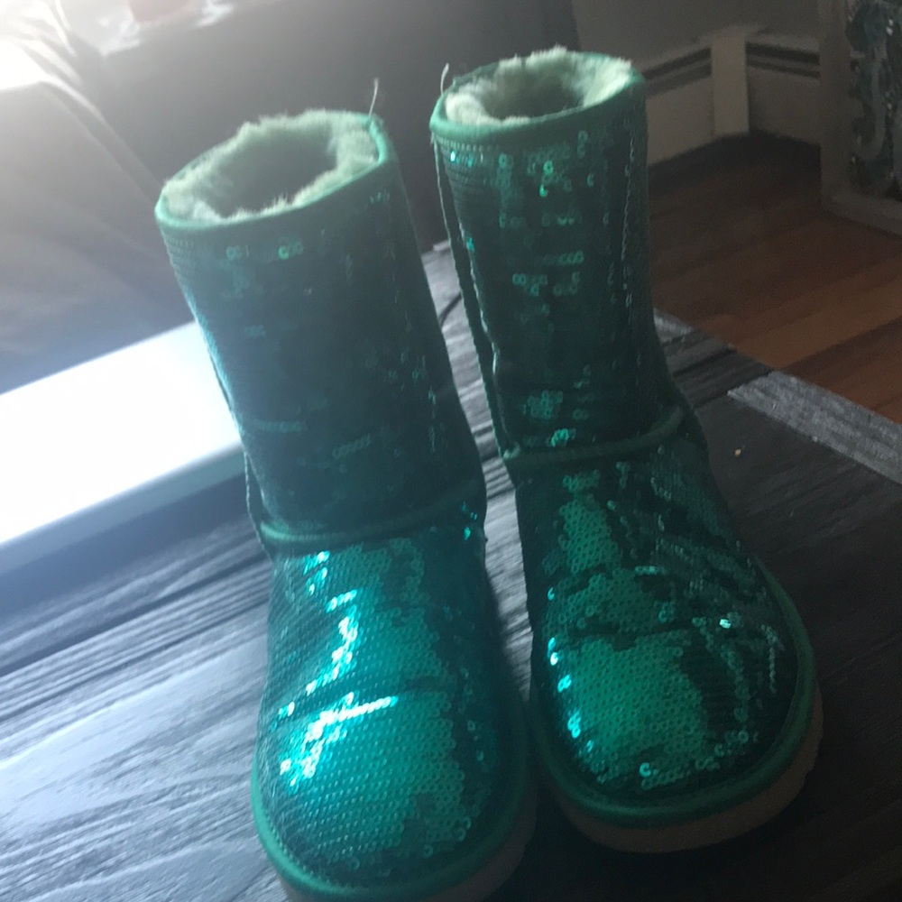 SEQUINED UGGS SIZE 7